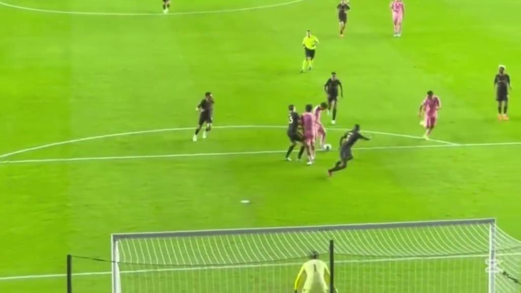 氣氛太棒了！現(xiàn)場直拍邁阿密球迷對梅西兩粒進球的瘋狂反應(yīng)！