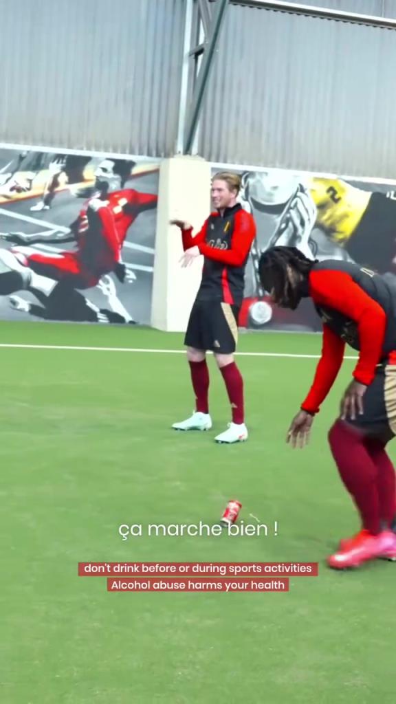 來自贊助商的任務(wù)！德布勞內(nèi)的顛啤酒瓶挑戰(zhàn)！