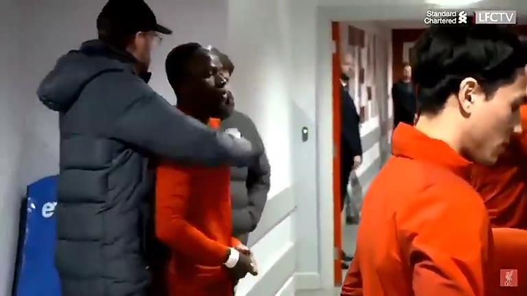 笑死了！渣叔慶祝馬內(nèi)奪非洲杯 突然薩拉赫走了出來