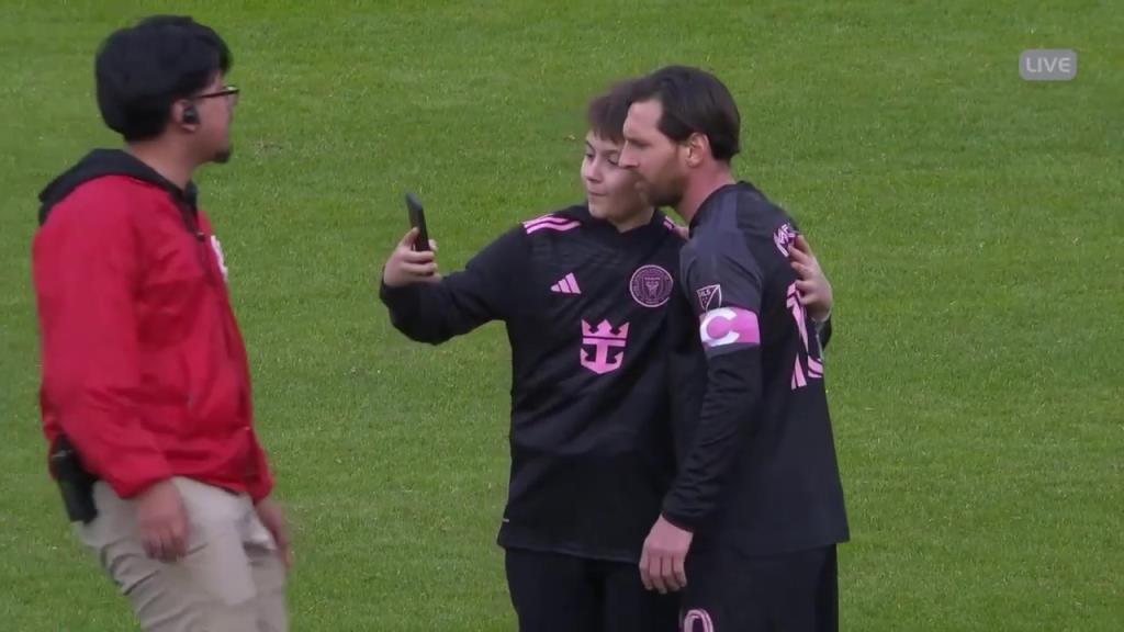 同意合影！比賽結(jié)束小球迷闖入球場找梅西合影！