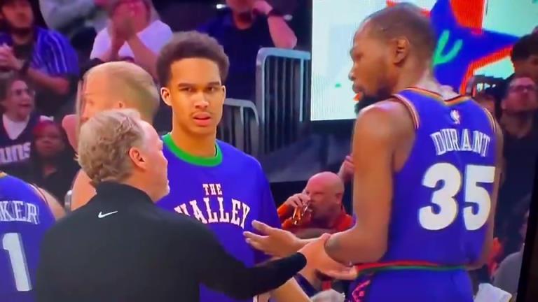 下課導(dǎo)火索？主帥布登此前抓住KD手臂要說(shuō)什么，被一把甩開(kāi)！